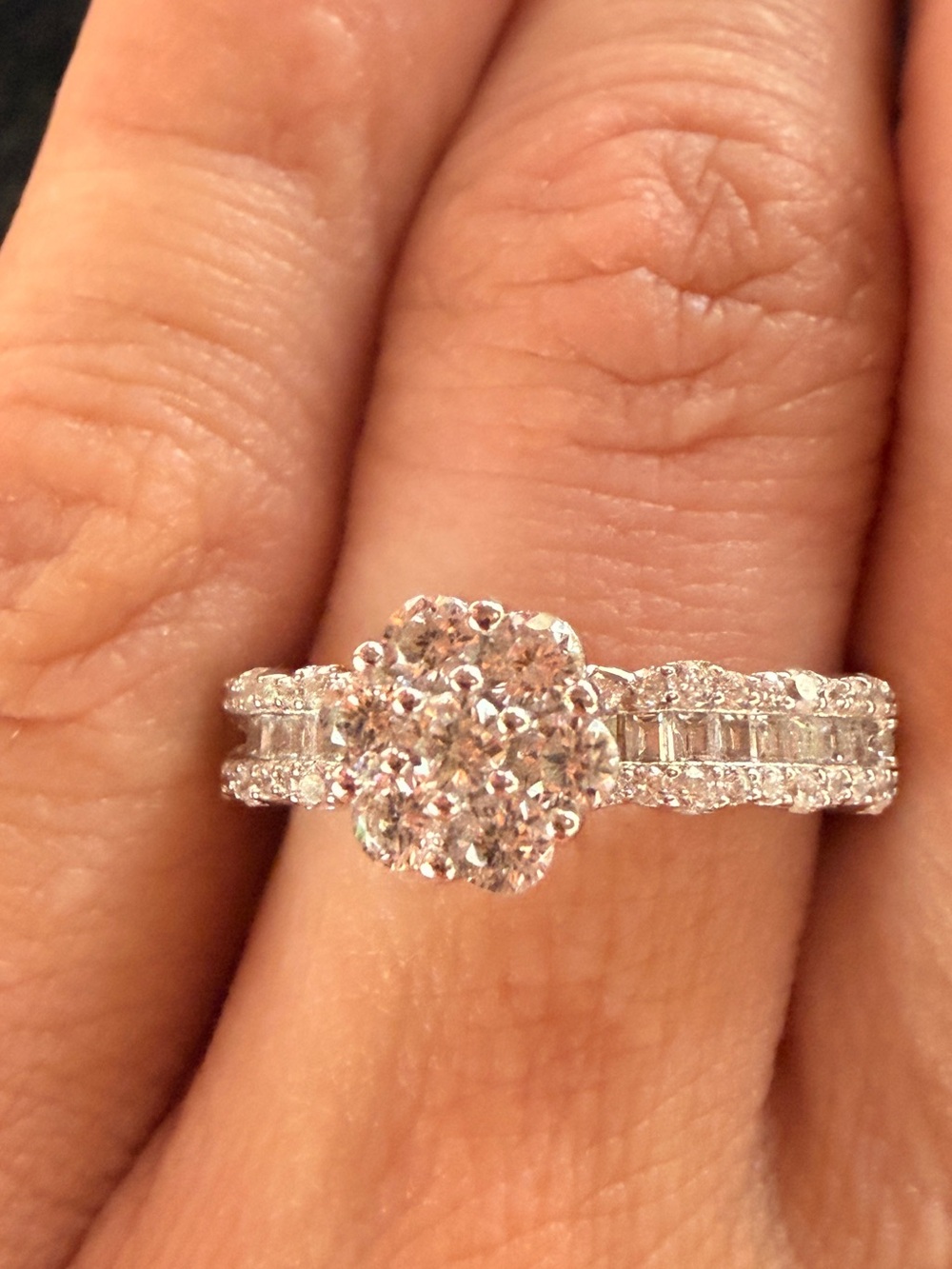 925 Silver Floral Crystal
Cluster Ring - White Sz7 - Picture 15 of 17